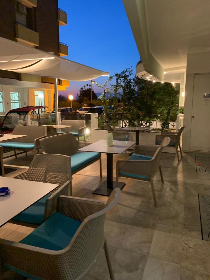 Hotel Majestic Габиче Маре Екстериор снимка