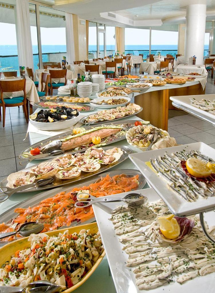 Hotel Majestic Габиче Маре Екстериор снимка